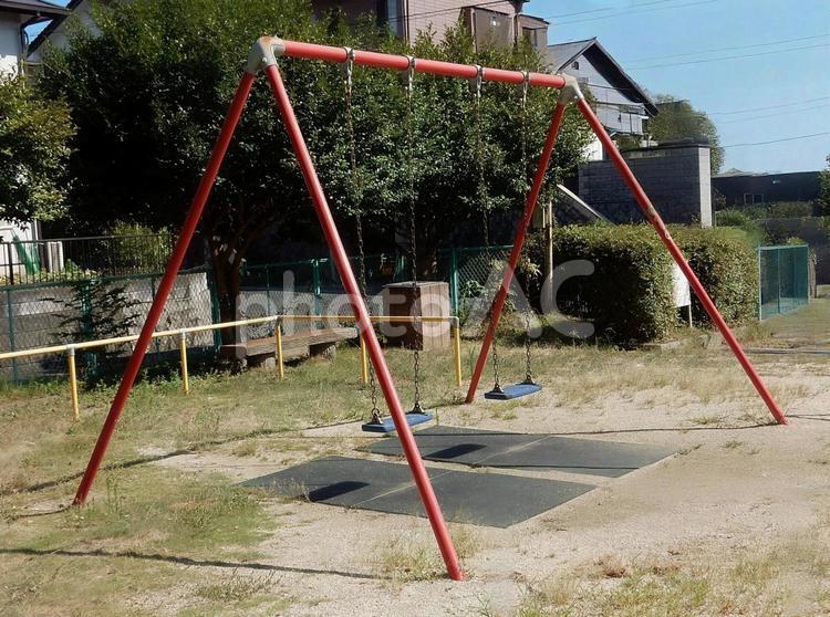 【風景写真】公園のブランコ ブランコ,公園,遊具の写真素材