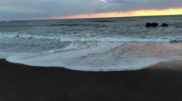 夕暮れの海岸 海岸,海,波の写真素材