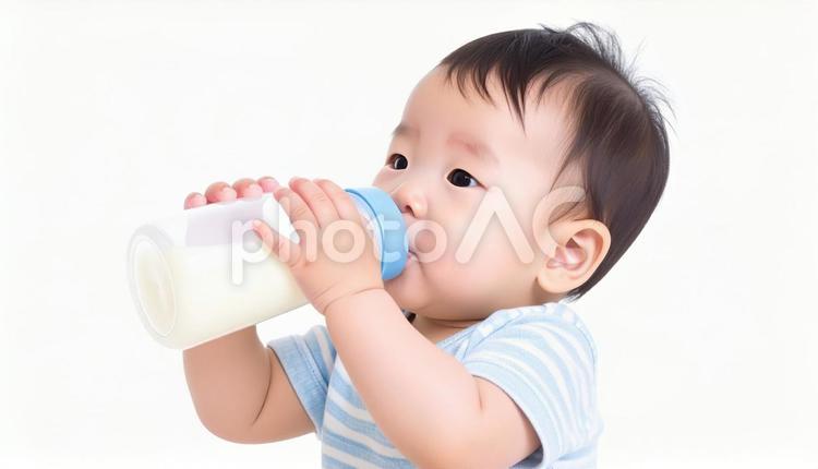 哺乳瓶からミルクを飲む日本人の赤ちゃん ミルク,あどけない,お肌の写真素材
