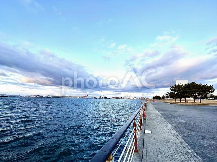 海沿いの風景① 海,空,雲の写真素材