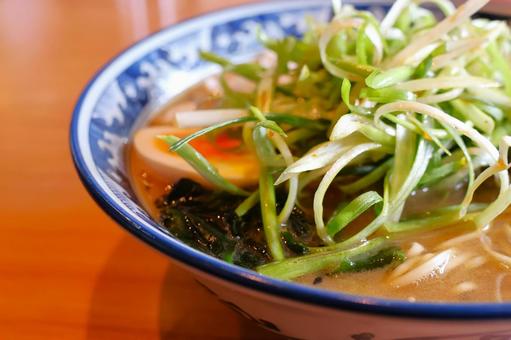 ラーメン店のとんこつ味噌ネギラーメン ラーメン店のとんこつ味噌ネギラーメンの写真