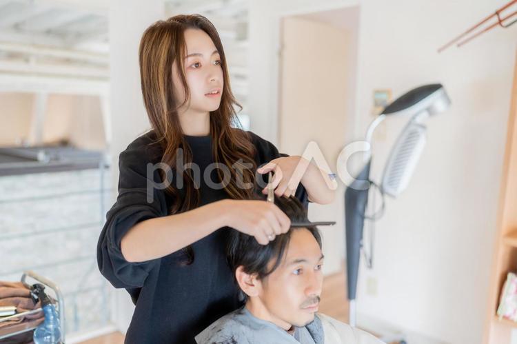 前髪を櫛でとかす女性美容師 美容室,美容師,スタイリストの写真素材
