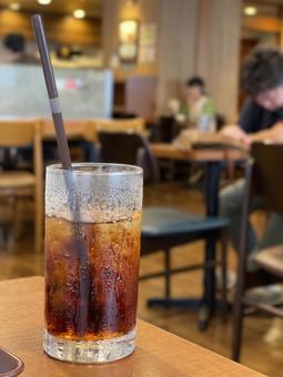 夏のカフェの汗をかくアイスコーヒー 夏のカフェの汗をかくアイスコーヒーの写真