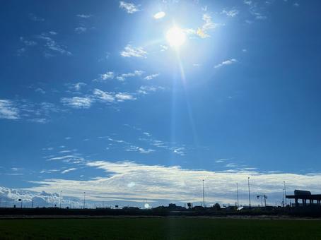 青空に太陽と雲 青空に太陽と雲の写真