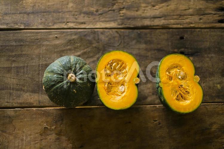 木の机の上のカボチャ カボチャ,野菜,緑黄色野菜の写真素材