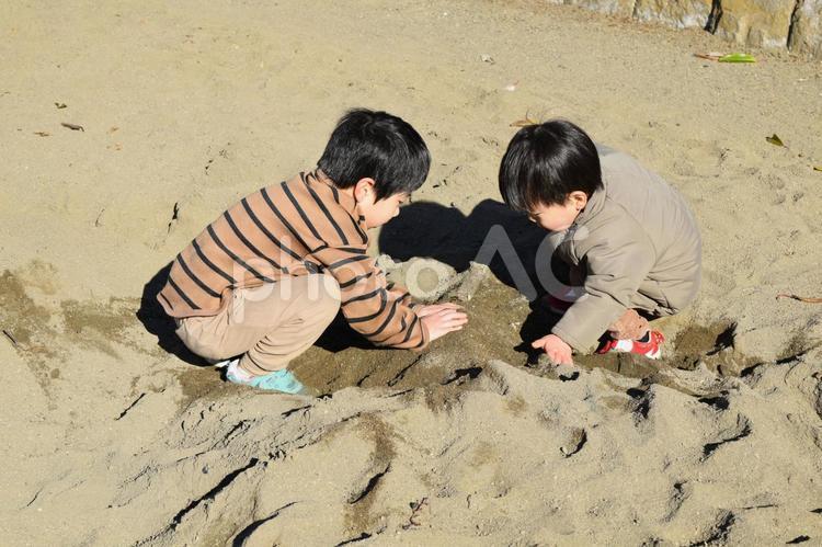 公園の砂場で遊ぶ5歳と2歳の兄弟 幼児,子供,男児の写真素材