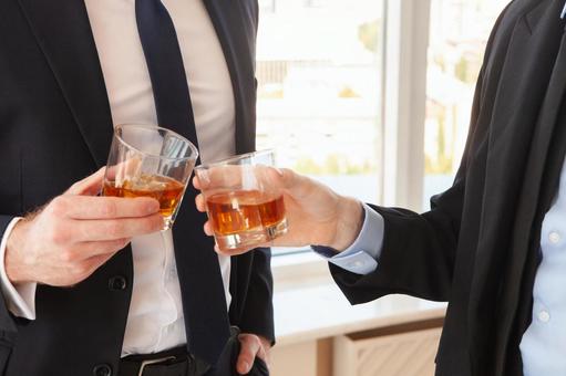 ウイスキーで乾杯する手元 グラス,乾杯,持つの写真素材