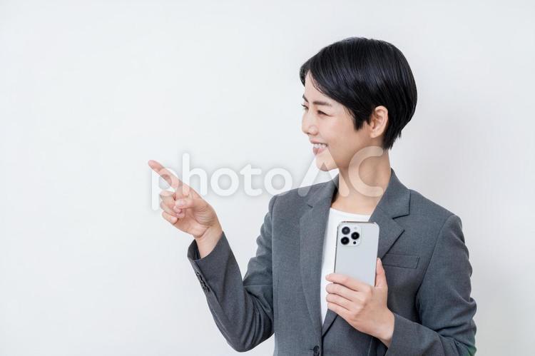 提案するビジネスパーソンの女性。 提案,スマホ,スマートフォンの写真素材