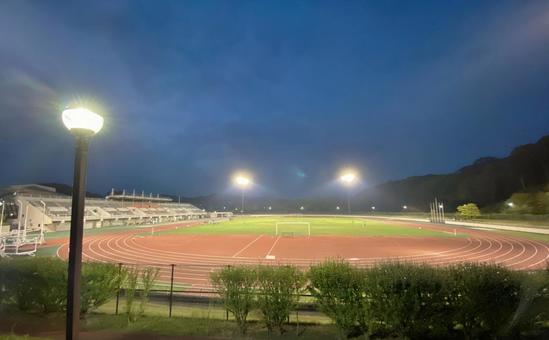 照明が点灯している競技場 照明が点灯している競技場 陸上競技場,荻野運動公園,トラックの写真素材