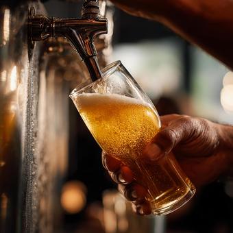 喉越し爽やか、冷たい一杯のビール 喉越し爽やか、冷たい一杯のビールの写真