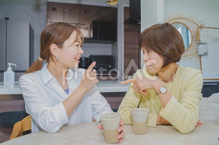 親子で会話をたのしむ 女性,日本人,笑顔の写真素材
