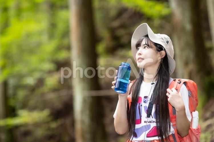 水筒を持っている女性 女性,御岳山,登山の写真素材
