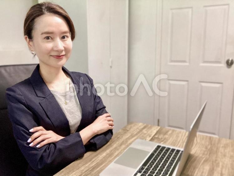 パソコンを使って在宅勤務をする社会人女性 女性,笑顔,集中の写真素材