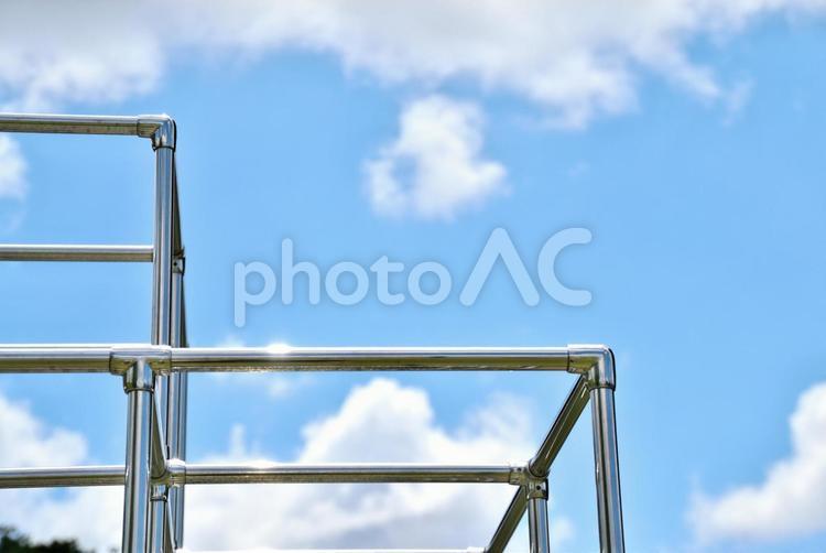 青空の下に輝く金属製ジャングルジム ジャングルジム,遊具,公園の写真素材