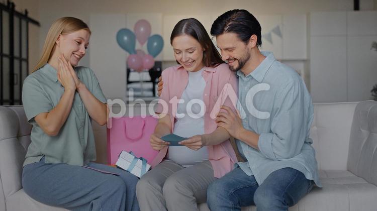 メッセージカードを見て嬉しそうな妊婦 女性,男性,人物の写真素材