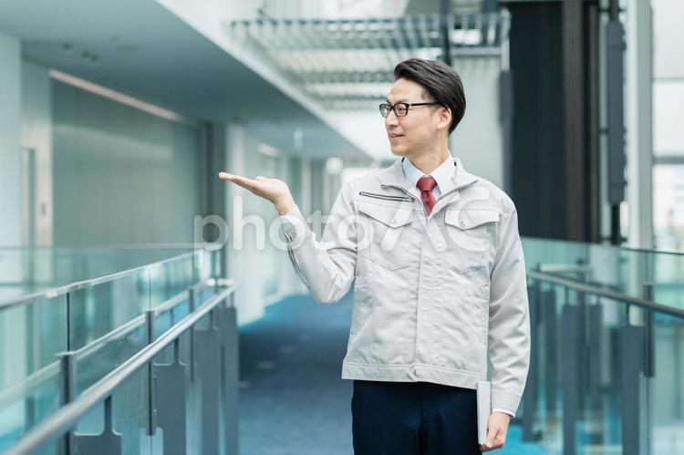 オフィスで働く男性エンジニア 日本人,人物,男性の写真素材