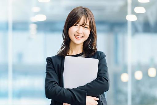 パソコンを持つ女性・ビジネスウーマン 女性,パソコン,笑顔の写真素材