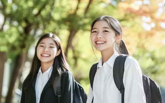 紅葉の街を歩く若い女性2人の写真
