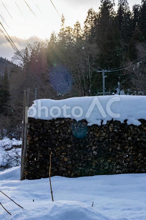 雪の積もった薪 薪,積雪,雪の写真素材