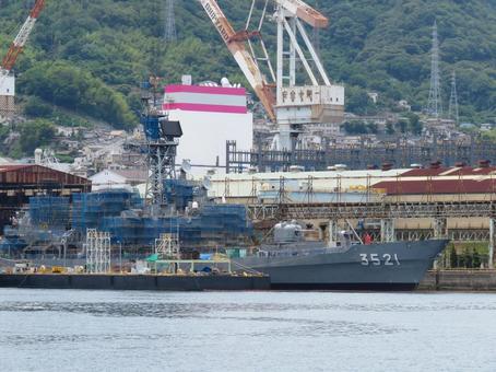 造船所で修理中の海上自衛隊 練習艦 造船所で修理中の海上自衛隊 練習艦 海上自衛隊,自衛隊,練習艦の写真素材