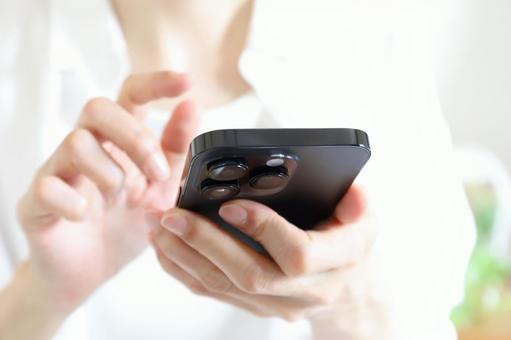 スマホを使う手元 ビジネスイメージ スマホを使う手元 ビジネスイメージ スマホ,スマートフォン,携帯の写真素材