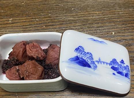 梅干し 赤紫蘇 瀬戸物容器 梅干し 赤紫蘇 瀬戸物容器 梅干し,梅干,赤紫蘇の写真素材