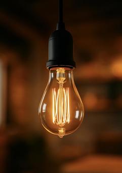 暖色の光を放つ電球 暖色の光を放つ電球の写真