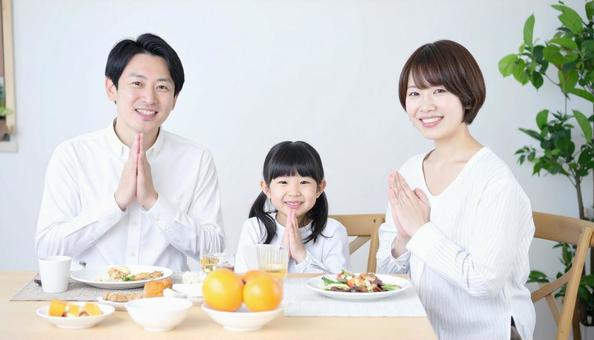 笑顔でいただきますをする家族 笑顔でいただきますをする家族の写真
