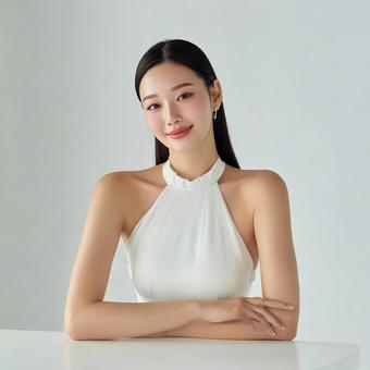 白いトップスを着た美しいアジア人女性 白いトップスを着た美しいアジア人女性の写真