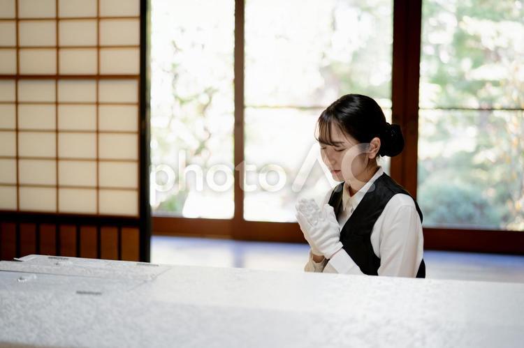 仏衣を着せる葬儀スタッフ（納棺師・合掌） 納棺師,美粧衛生師,湯灌師の写真素材