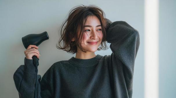 日本人女性のヘアドライシーンの写真