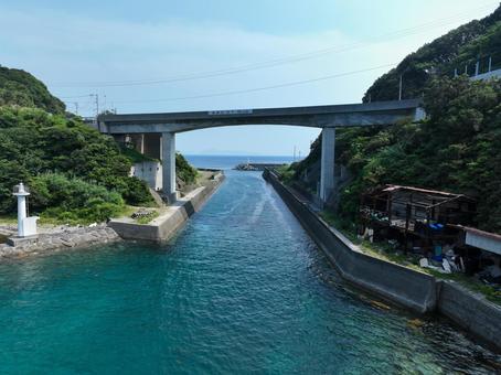 愛媛県愛南町 船越運河と北口防波堤灯台 愛媛県愛南町 船越運河と北口防波堤灯台 船越運河,運河,北浜防波堤灯台の写真素材