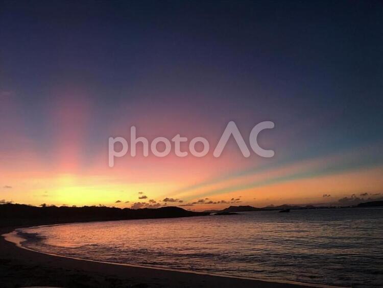 夕暮れのビーチ 寄り道,いつまでも,夕涼みの写真素材