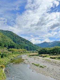 長除大橋から由良川を望む 長除大橋から由良川を望む 川,河原,山の写真素材