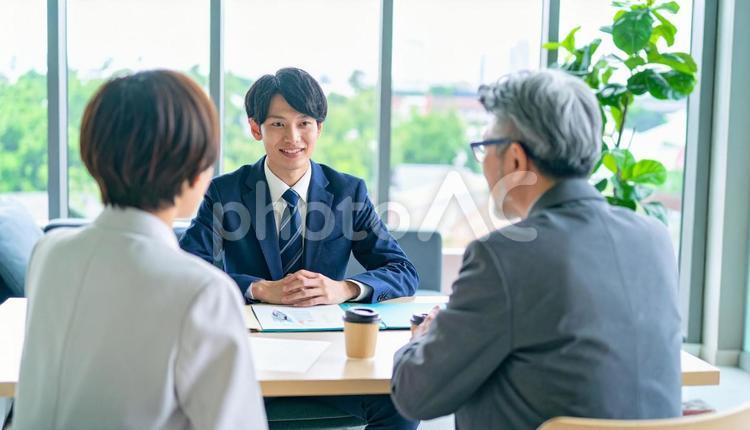 男性営業マンの説明を聞く夫婦 男性,営業マン,説明の写真素材
