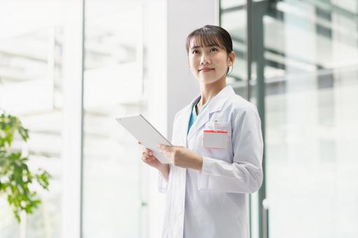 病院で働く若い女性医師 若い,医師,女性の写真素材