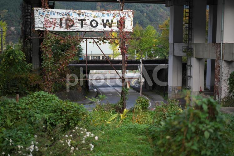 越後湯沢高架下の風景 高架下,線路,道路の写真素材
