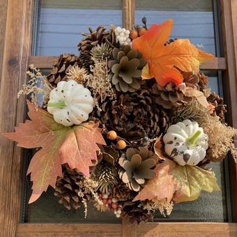 秋のリース〜松ぼっくりと紅葉 秋のリース〜松ぼっくりと紅葉 秋,リース,装飾の写真素材