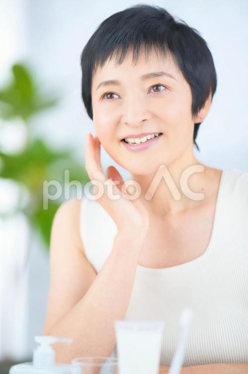 スキンケアをするショートカットの女性 女性,日本人,50代の写真素材