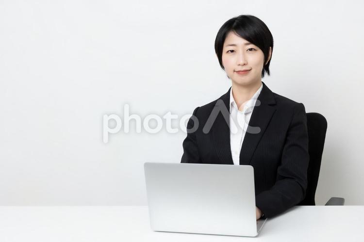 パソコンで仕事をしているビジネスウーマン（コピースペース） 女,女子,ビジネスウーマンの写真素材