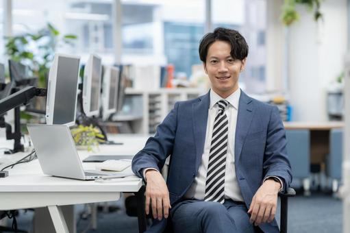 オフィスで仕事をする若いビジネスマン ビジネス,ビジネスマン,エンジニアの写真素材