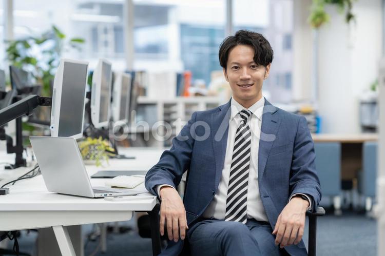 オフィスで仕事をする若いビジネスマン ビジネス,ビジネスマン,エンジニアの写真素材