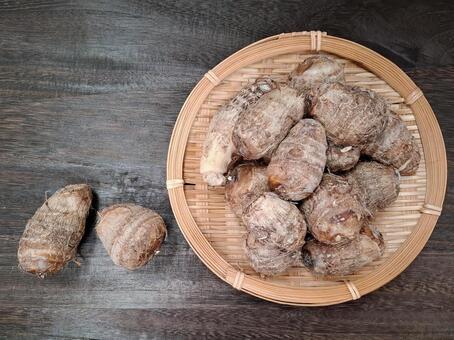 里芋_焦茶木目バック_1 秋,野菜,里芋の写真素材