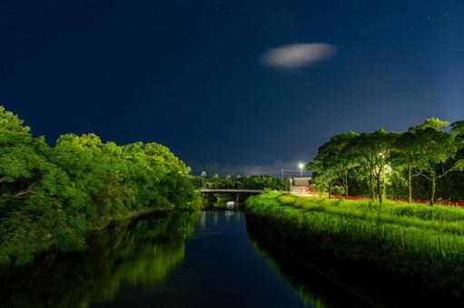 川に反射する星空 川に反射する星空 夜,夜景,星の写真素材