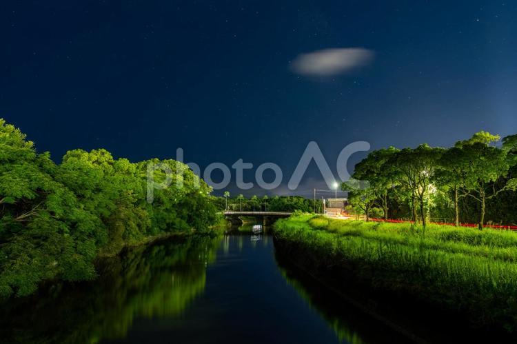 川に反射する星空 夜,夜景,星の写真素材