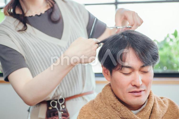 美容室に来た男性と美容師(カット) 美容室に来た男性と美容師(カット) カット,ヘアカット,美容師の写真素材