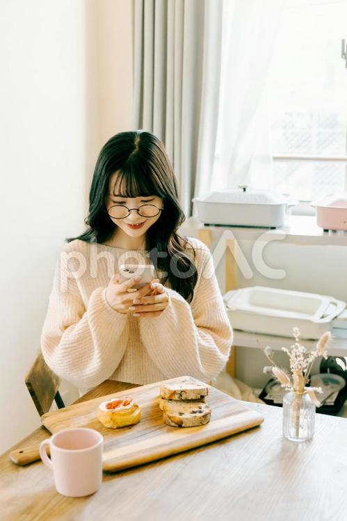 栄え写真を撮る若い女性 女性,スマートフォン,撮影の写真素材