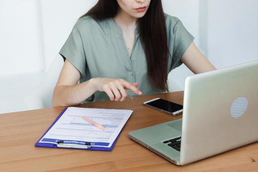 PCで確認中の女性スタッフ 保険業,事務職,接客業の写真素材