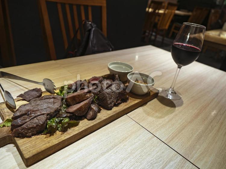 厚切りグリル肉と赤ワインの夜 肉料理,赤ワイン,グリル肉の写真素材