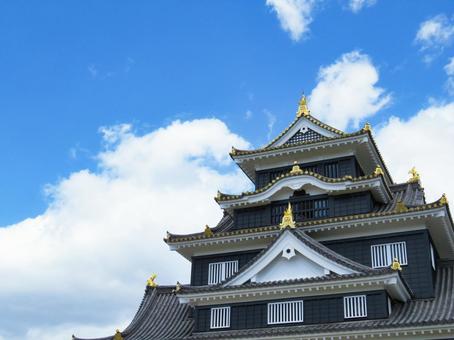 そびえる岡山城の天守閣 そびえる岡山城の天守閣の写真